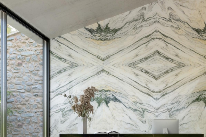 Bianco Arni glossy marble